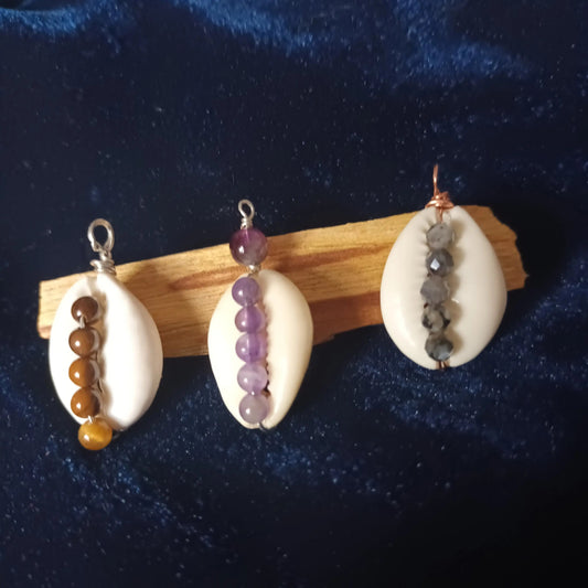 Amulette Cauris – Protection & Énergie Spirituelle | Œil de Tigre, Améthyste ou Labradorite Pigments et Sortilèges acheter aquarelle artisanale