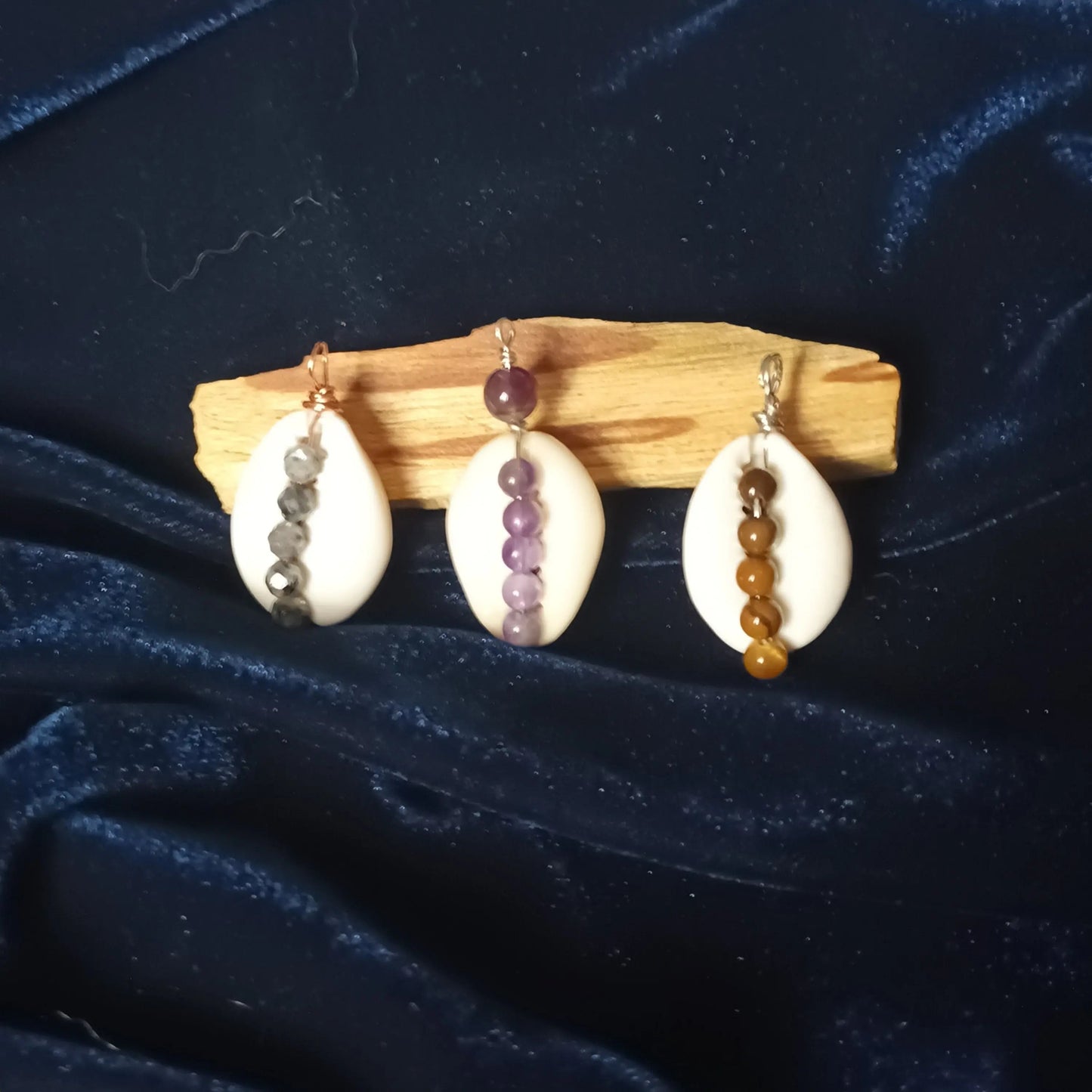 Amulette Cauris – Protection & Énergie Spirituelle | Œil de Tigre, Améthyste ou Labradorite Pigments et Sortilèges acheter aquarelle artisanale